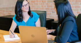 Interview zwei Frauen Laptop