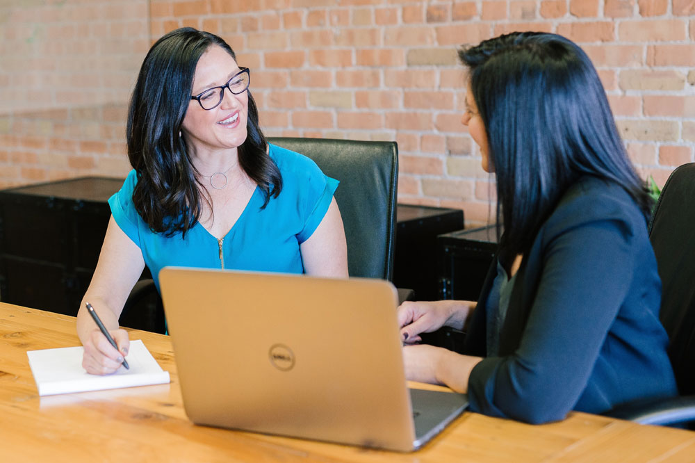 Interview zwei Frauen Laptop